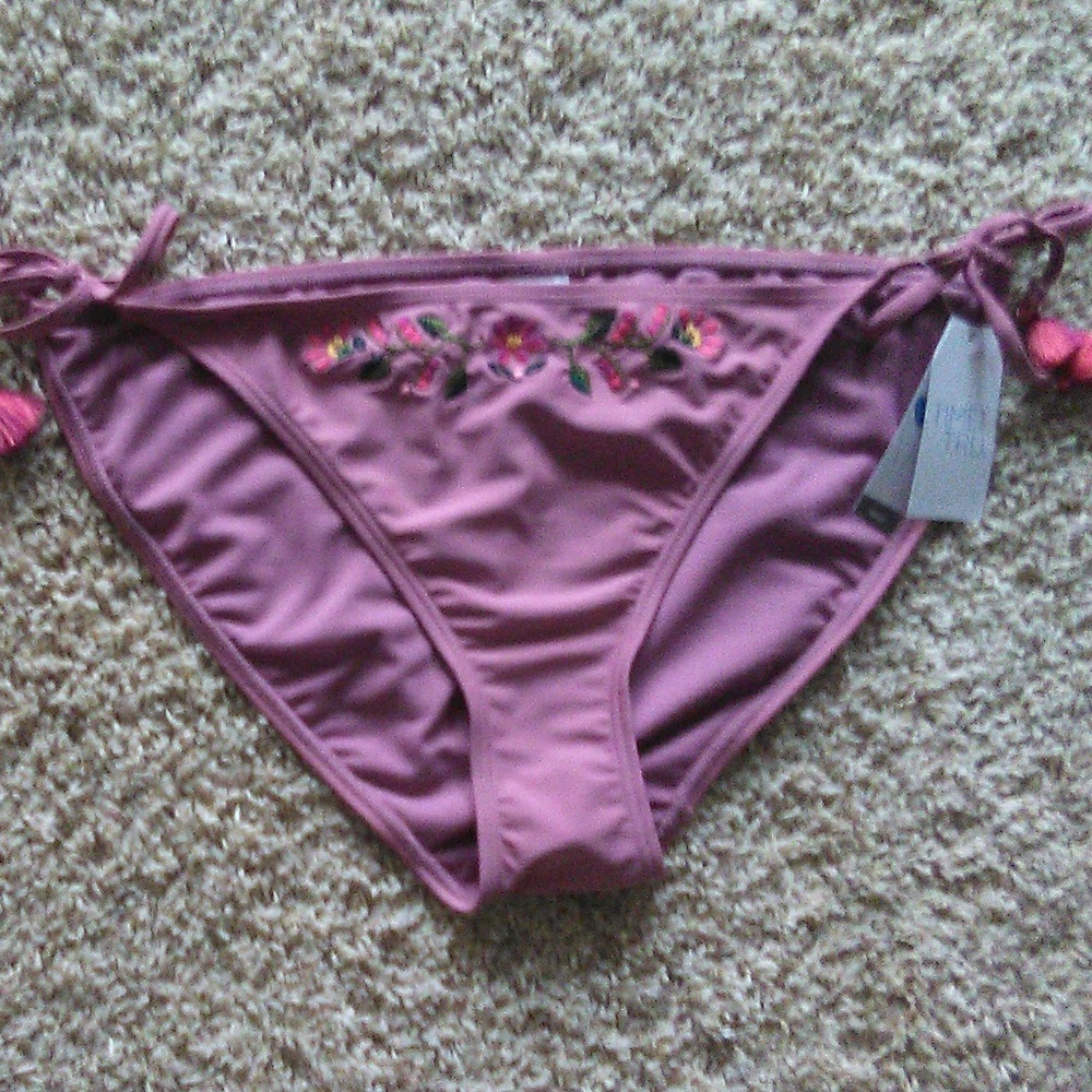 Bikini bottom embroidered w/ tassels